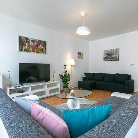 Spacious Apartment In The Old Town Of Bratislava Eksteriør bilde