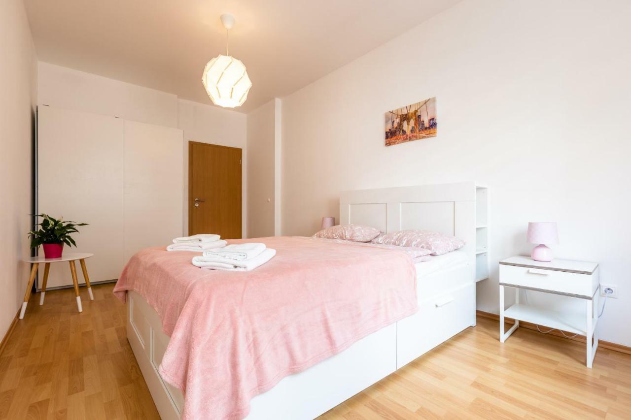 Spacious Apartment In The Old Town Of Bratislava Eksteriør bilde